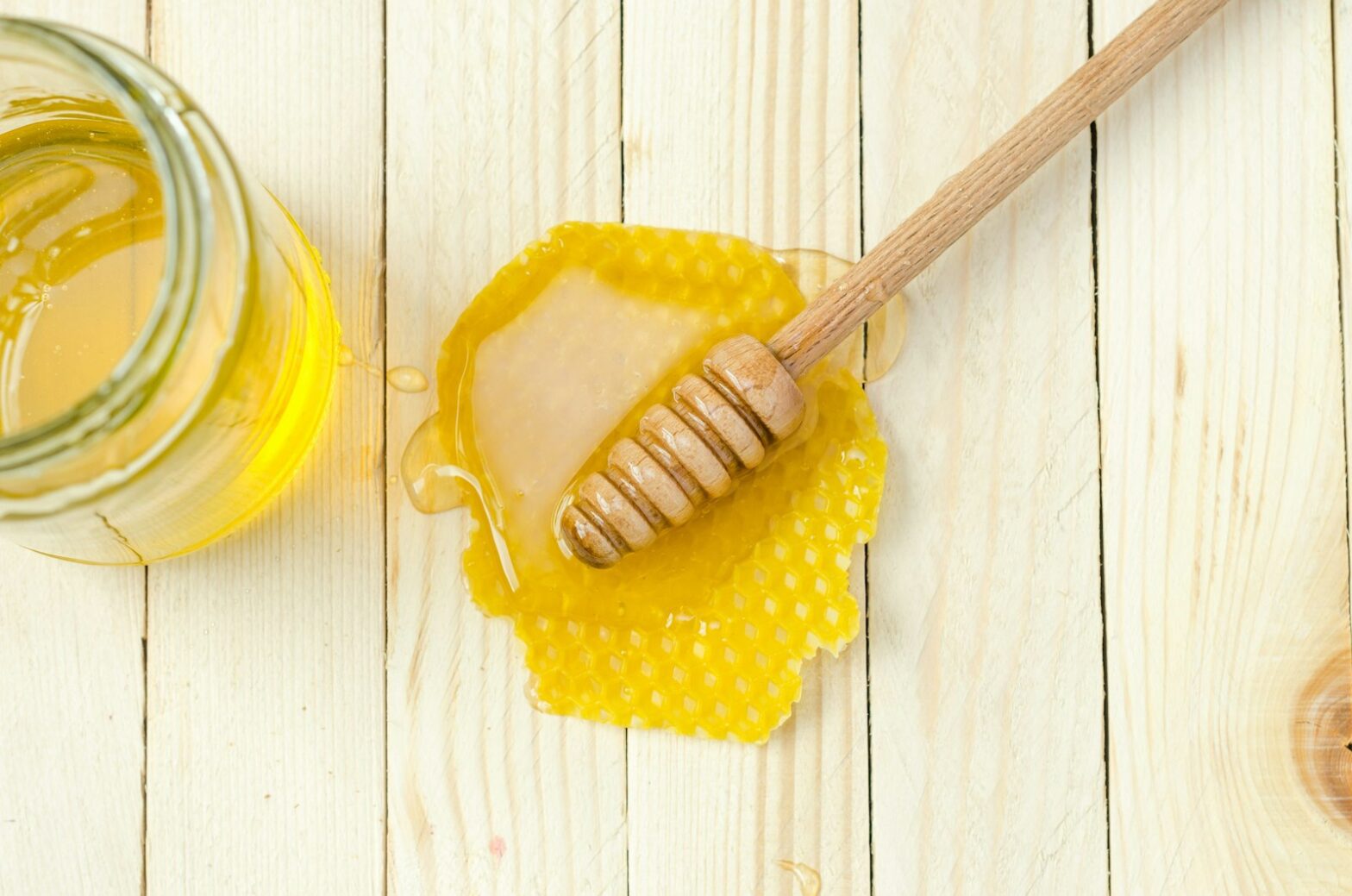honey dipper on honey comb, crystallised coconut nectar, organic coconut palm nectar, secret coconut nectar, coconut flower nectar